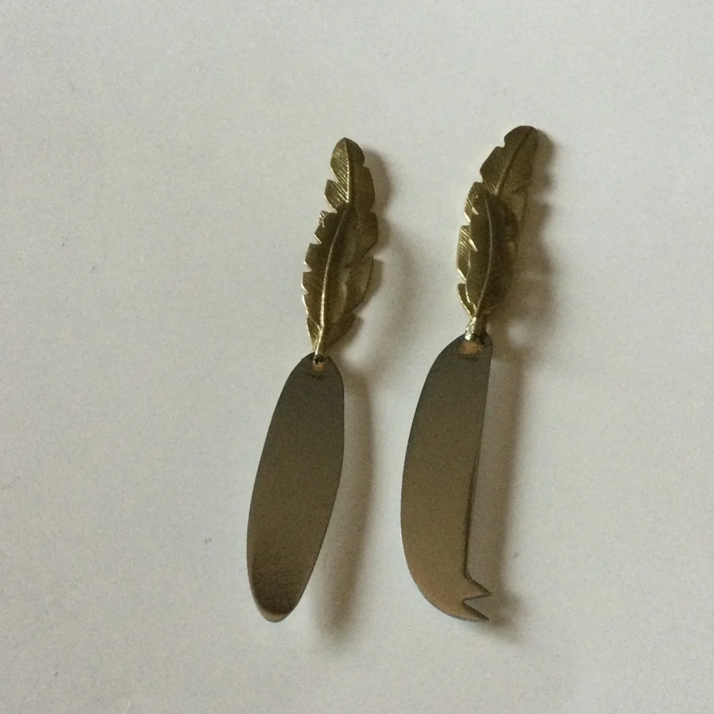 MICHAEL ARAM SET OF 2 FEATHER HANDLED CHEESE KNIVES NWT